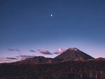 月夜下的壮丽火山景观