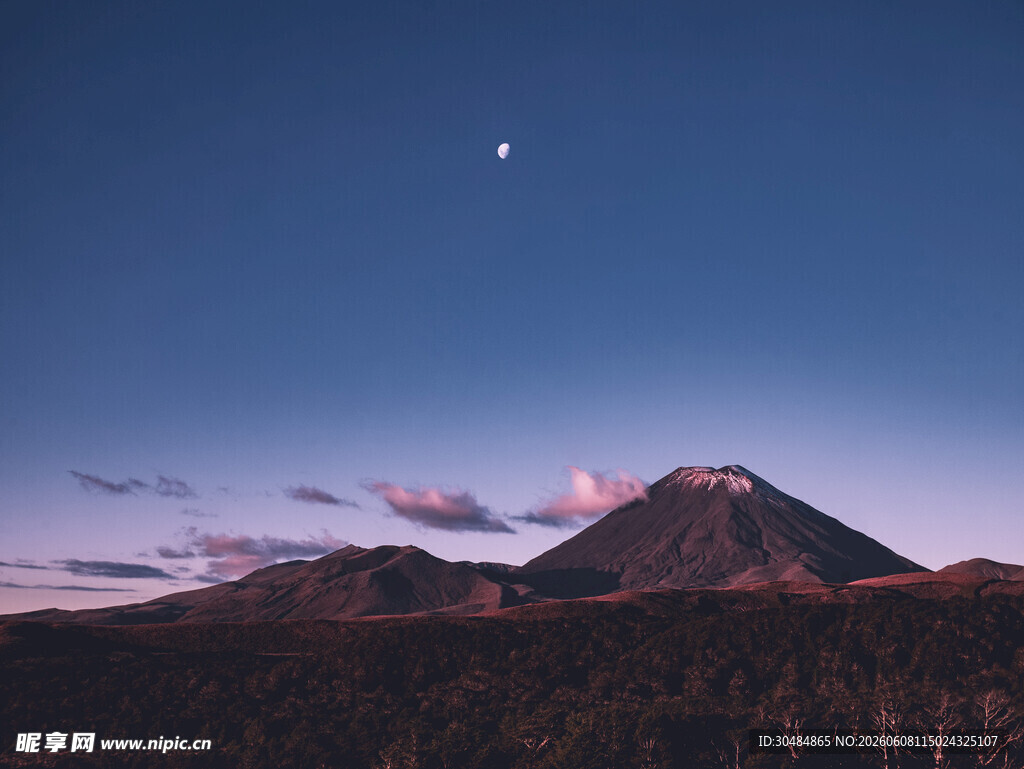 月夜下的壮丽火山景观