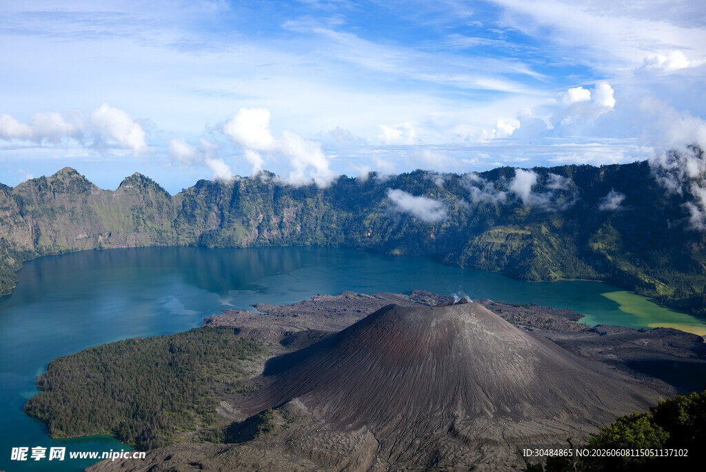 壮丽火山湖景观