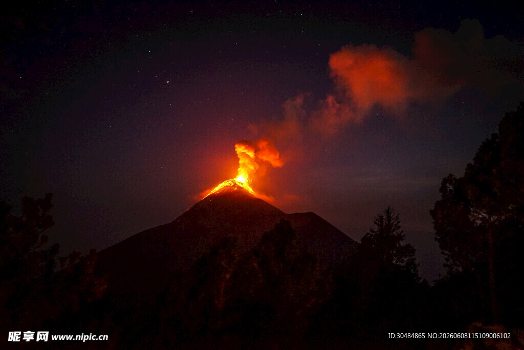 火山喷发瞬间壮丽景观