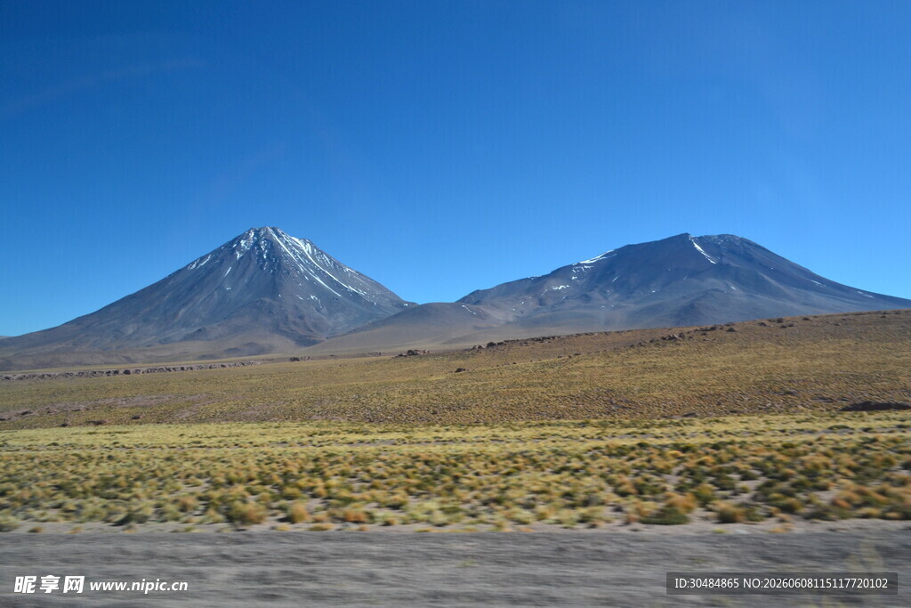壮丽雪山与广袤荒原景观