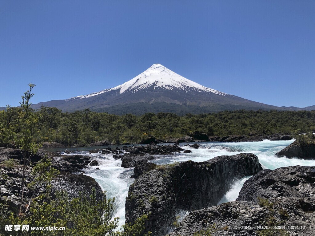 雪山下的湍急溪流景观