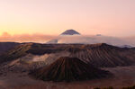 日出下的壮丽火山景观