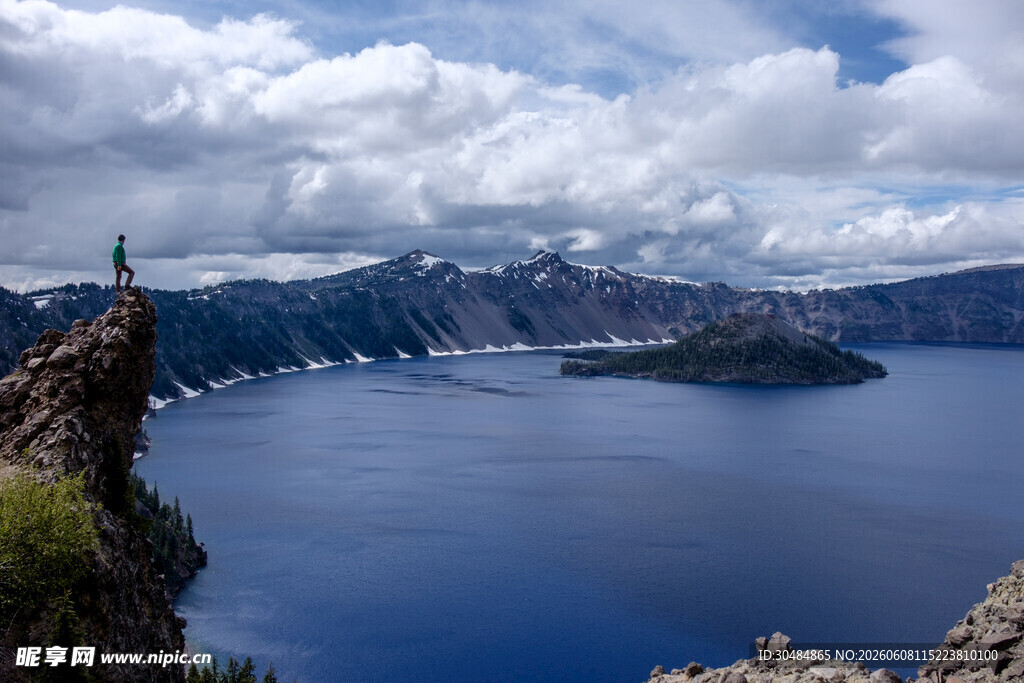 俯瞰绝美火山湖壮丽景观