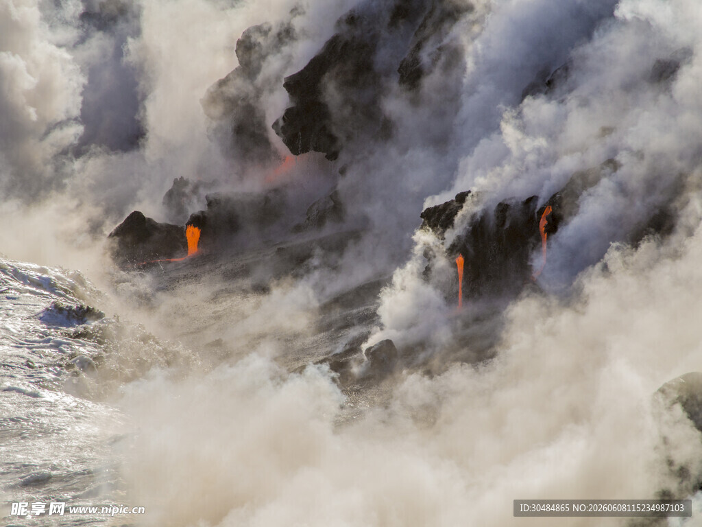 火山熔岩入海壮观景象