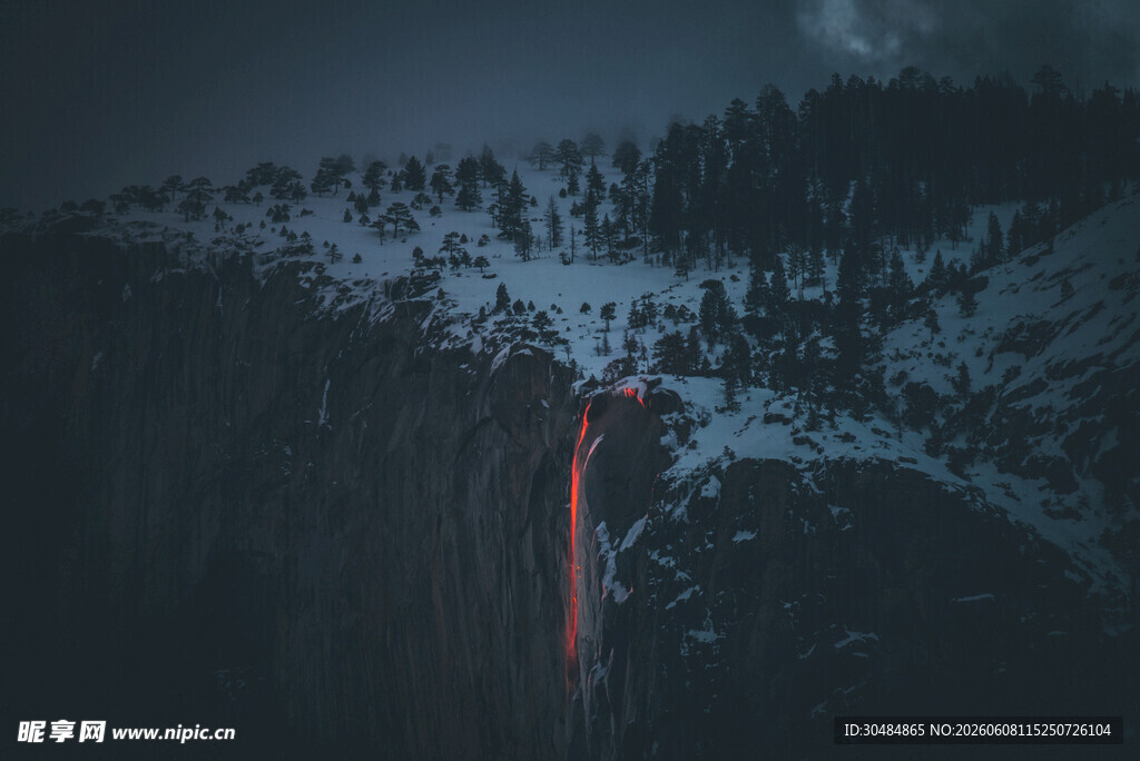 山间夜色火山