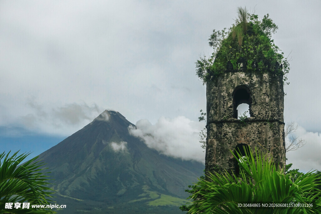 古老石塔与远处火山景观