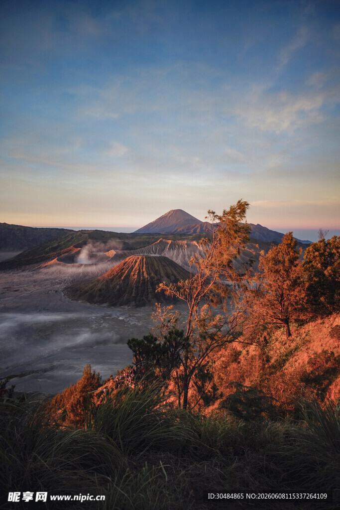 壮丽火山日出景观