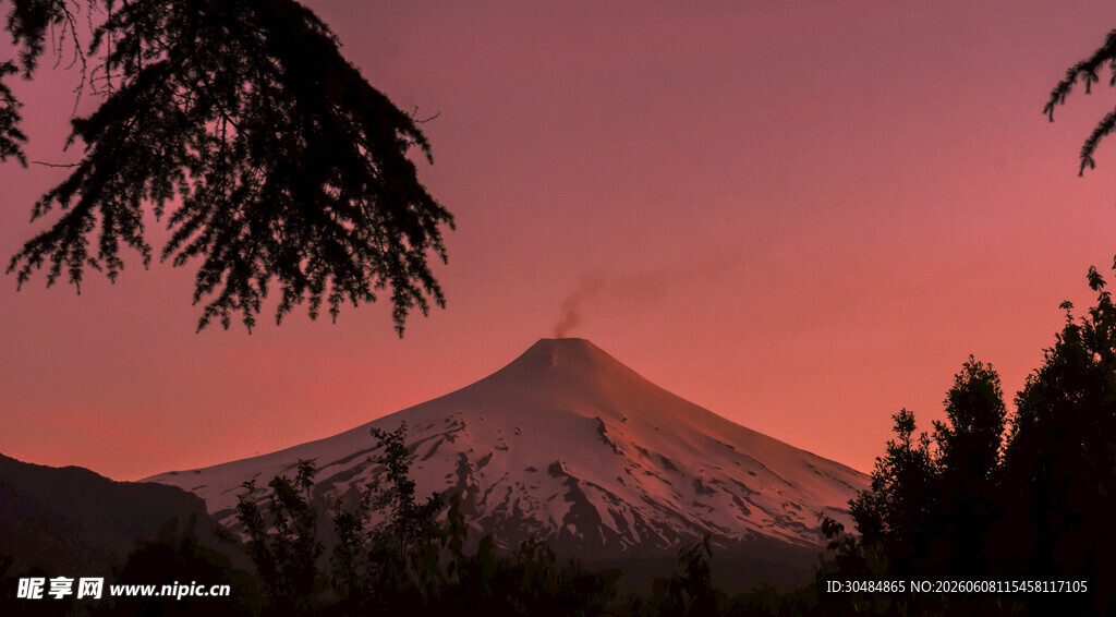 夕阳下的巍峨火山