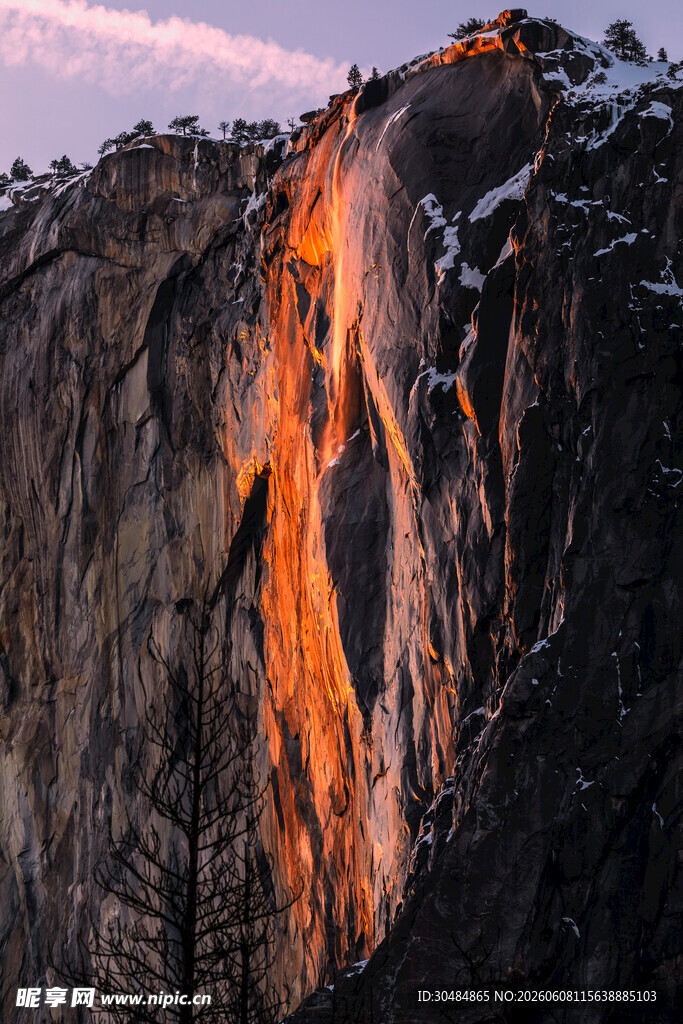 火山熔岩顺峭壁倾泻而下
