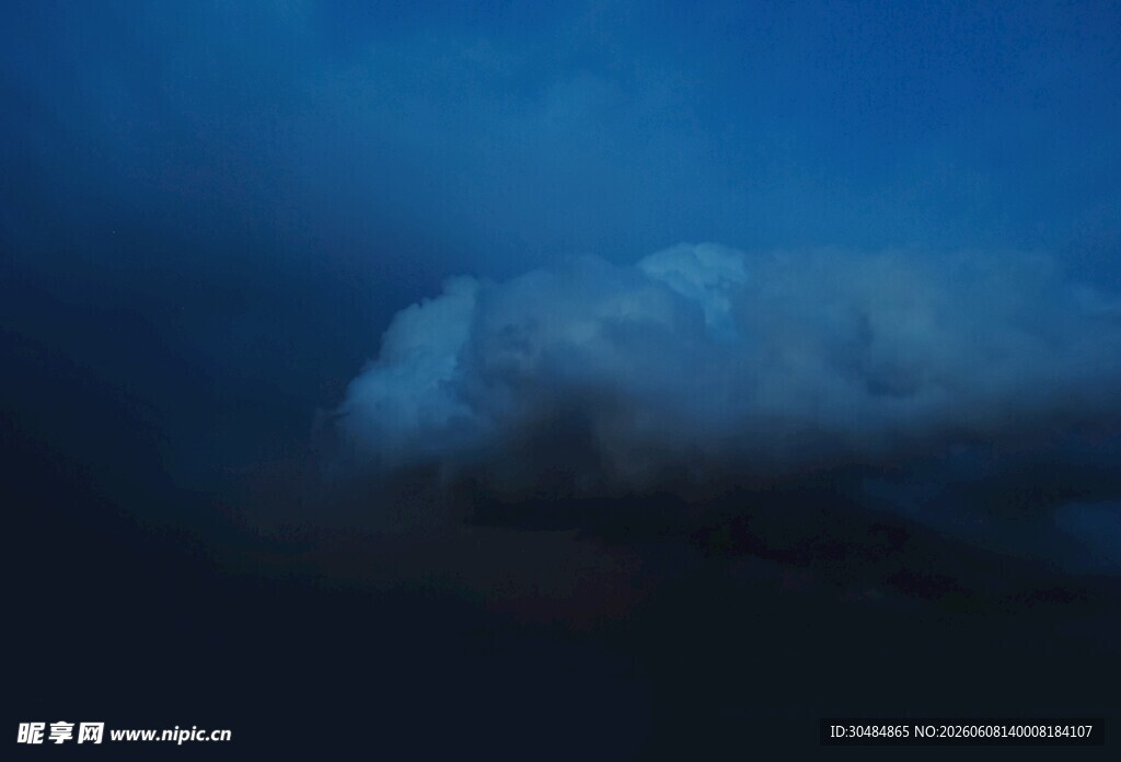 夜空下的厚重云层