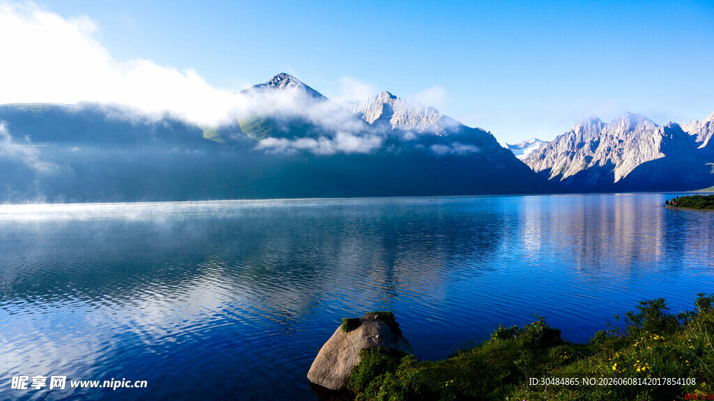 宁静湖畔雪山壮丽风光