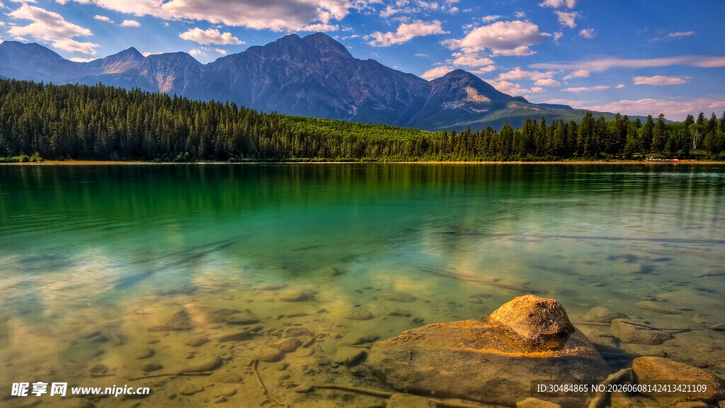 湖畔青山美景