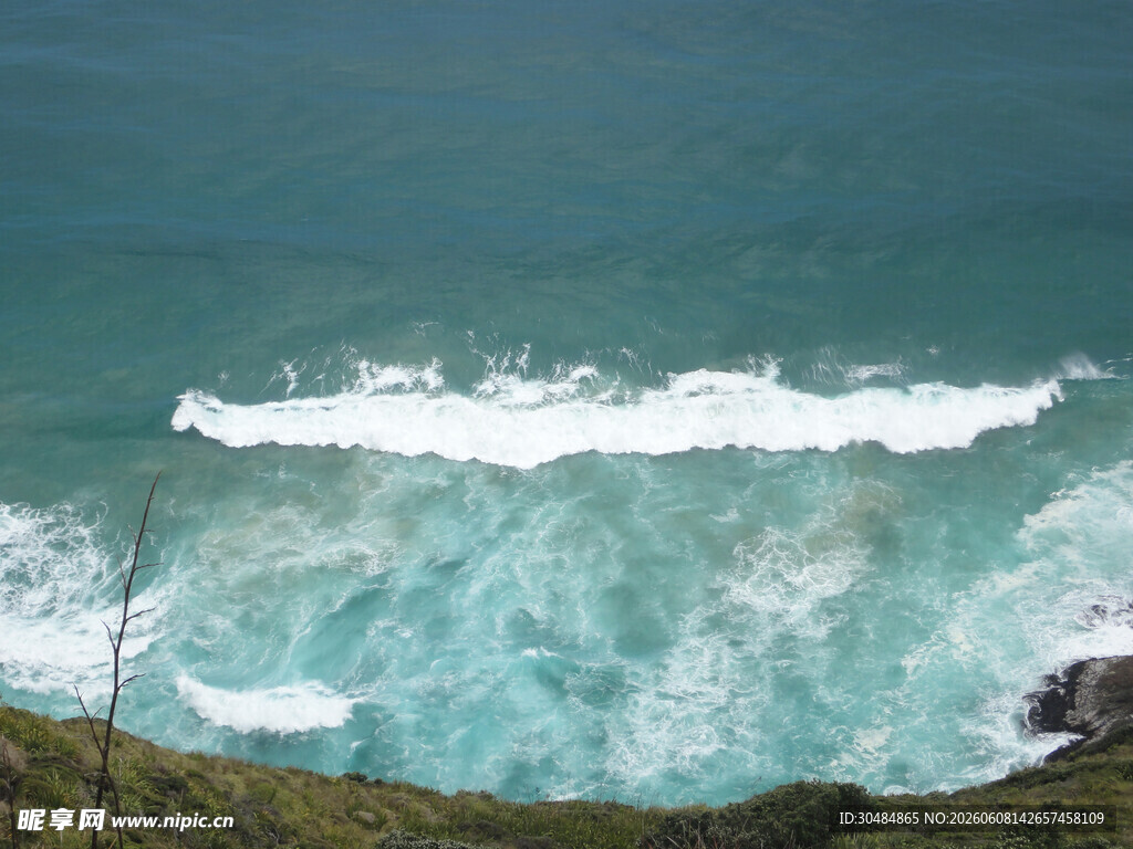 海岸边翻涌的碧蓝海浪