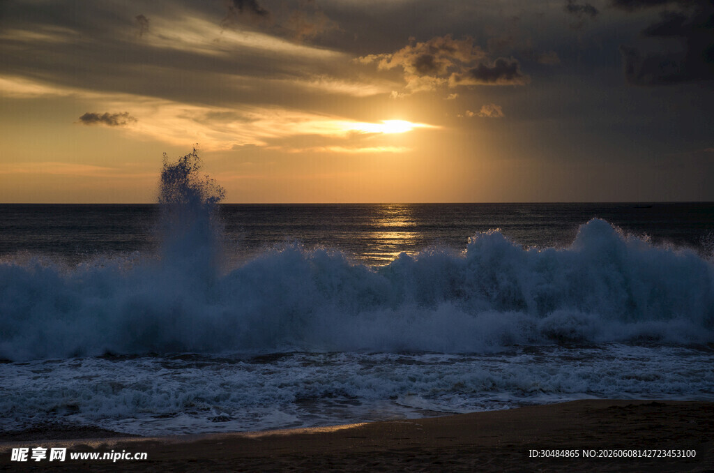 夕阳下海浪翻涌的壮美海景