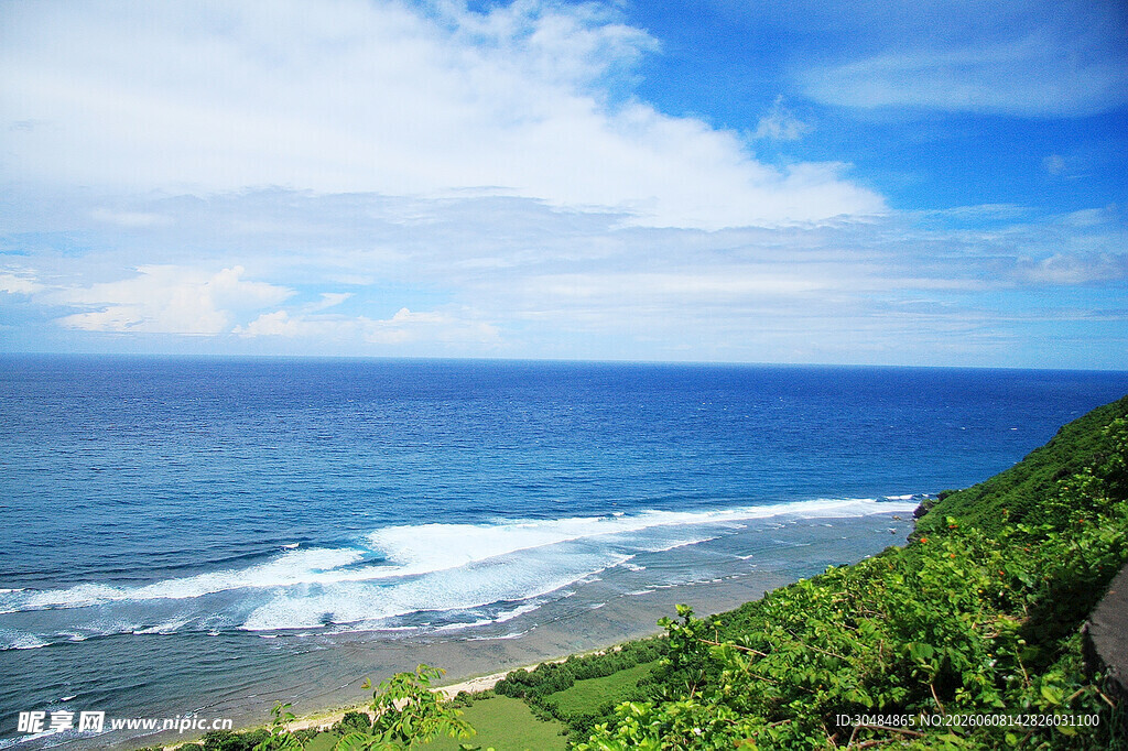 海边青山与蔚蓝大海美景