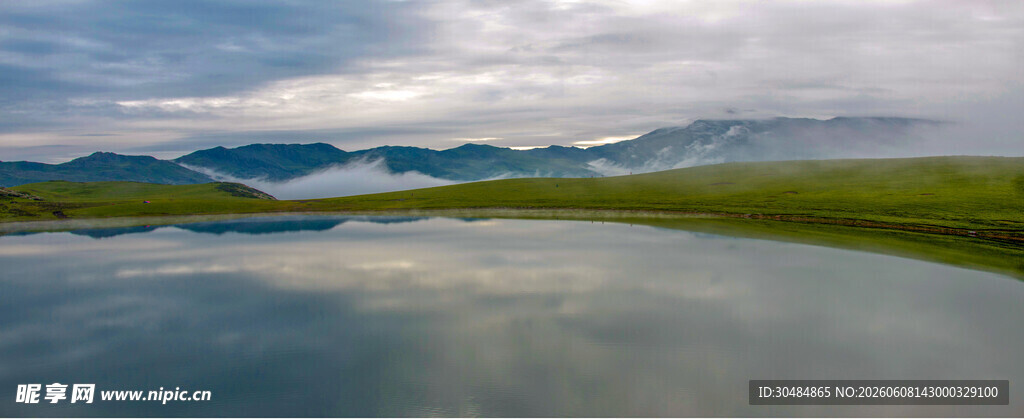宁静湖景与远方山峦