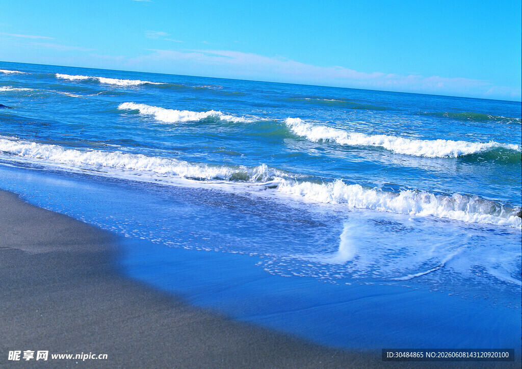 蓝色海浪拍打黑色沙滩