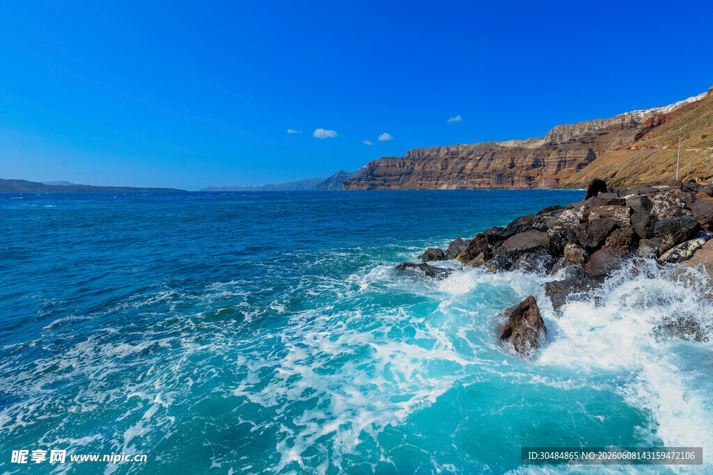 蓝色海岸边的澎湃海浪