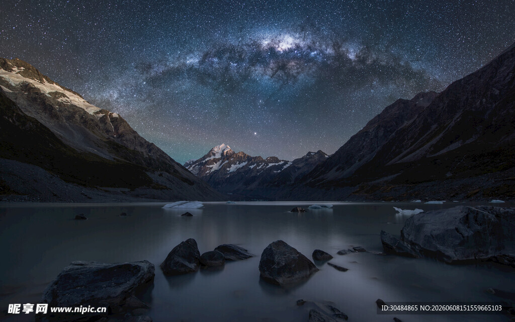 静谧山水间的璀璨星空