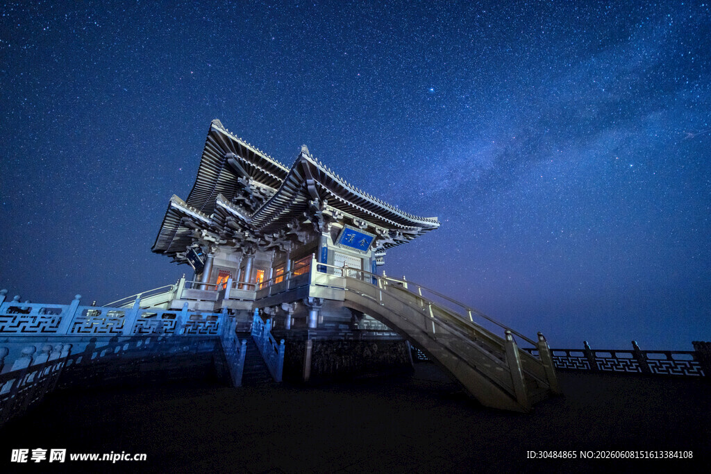 夜幕下的古风建筑