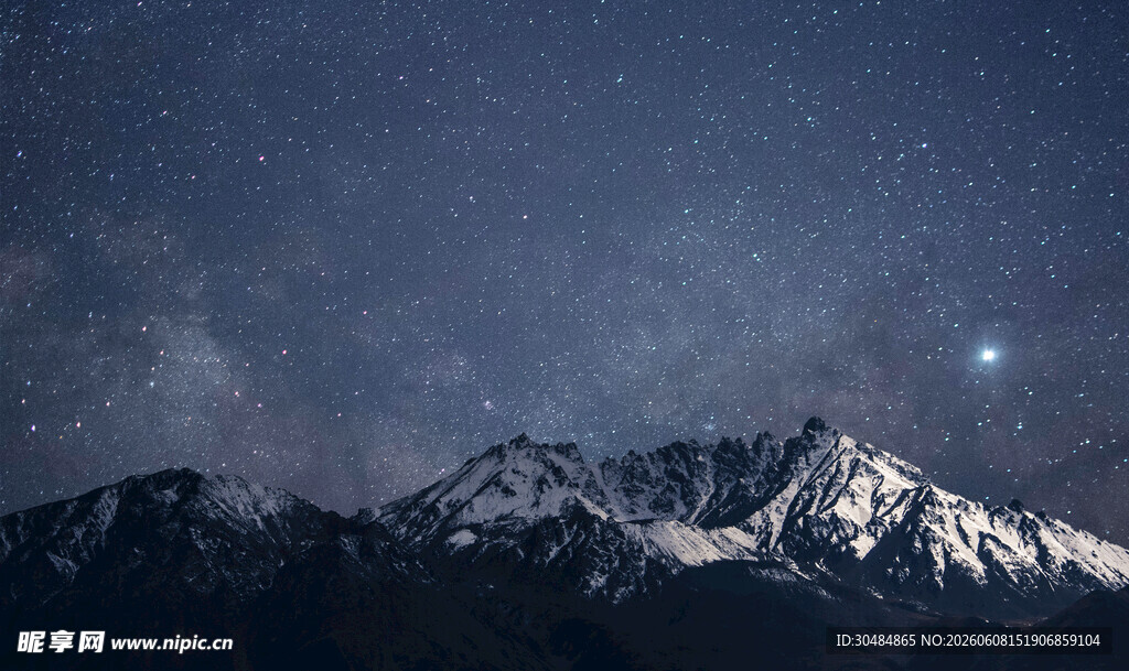 雪山之上的璀璨星空