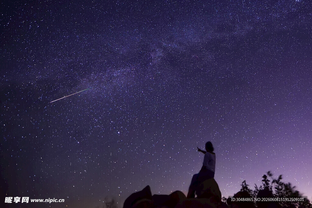 星空下的孤独身影