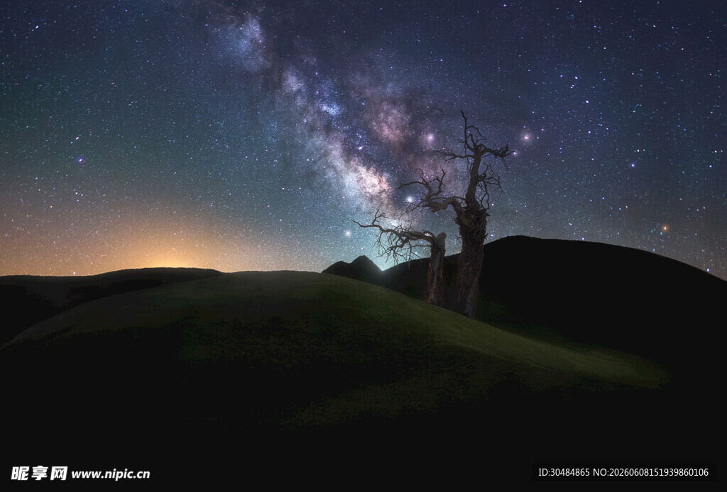 星空下的山地与输电塔