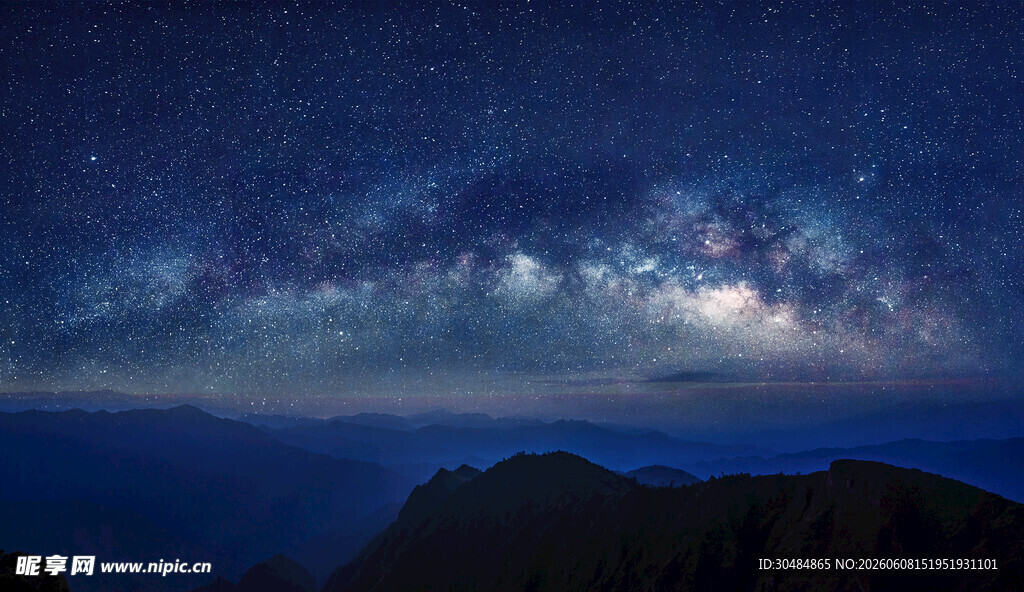 夜空下的壮丽山峦与星河