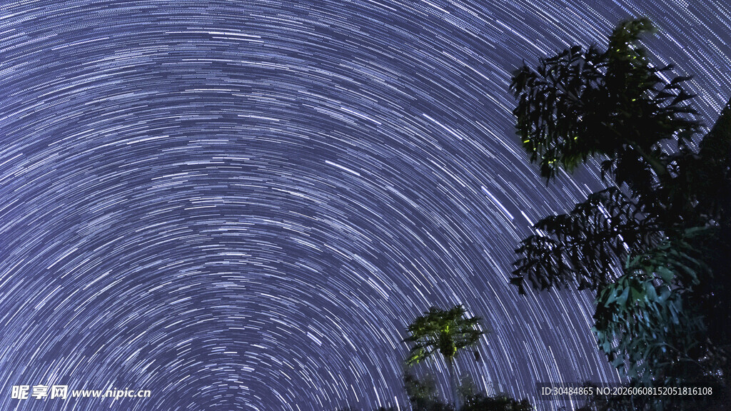 夜空星轨与树木美景