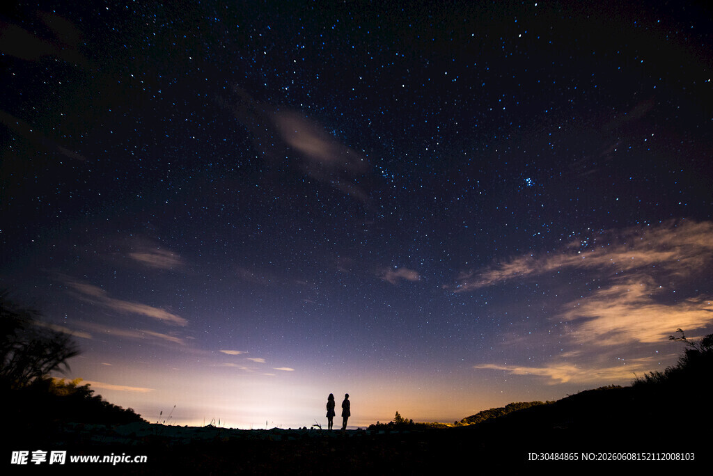 夜幕下的星空与远景建筑