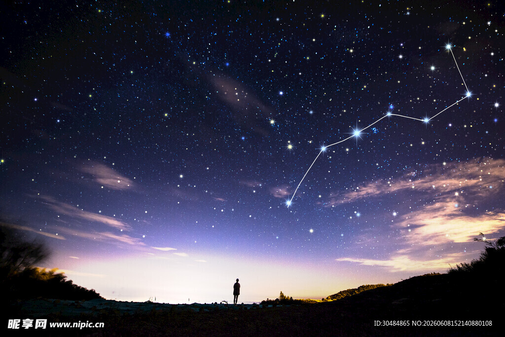 星空下的孤独身影