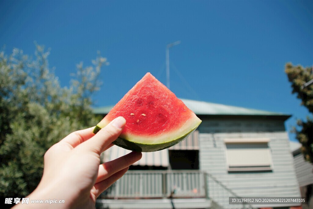 手捧西瓜享夏日美好
