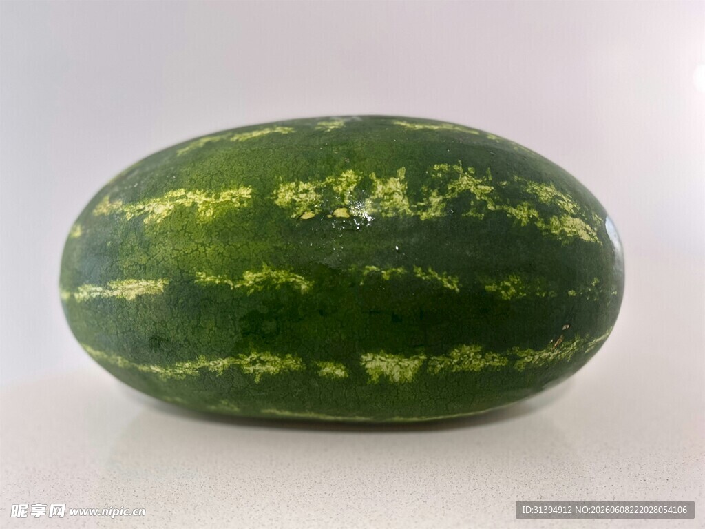 新鲜翠绿的大西瓜