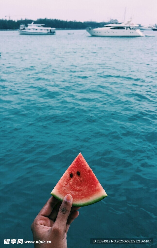 海边手持西瓜的惬意瞬间