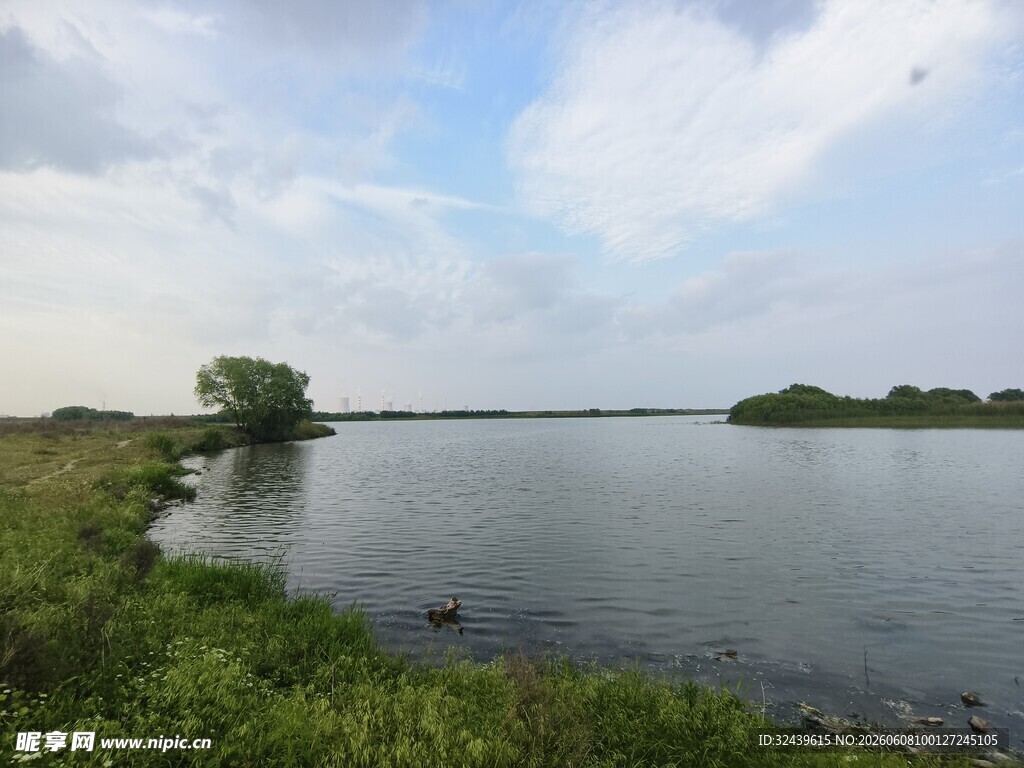 湖畔风光宁静自然美景