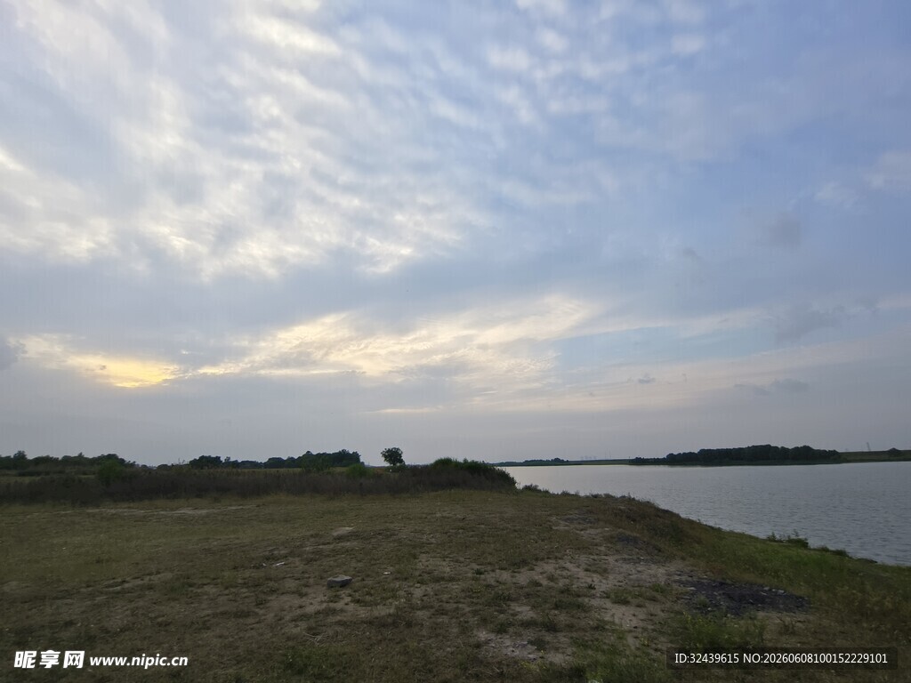 湖畔原野的美丽天空景色