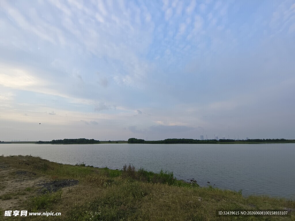 湖畔蓝天美景