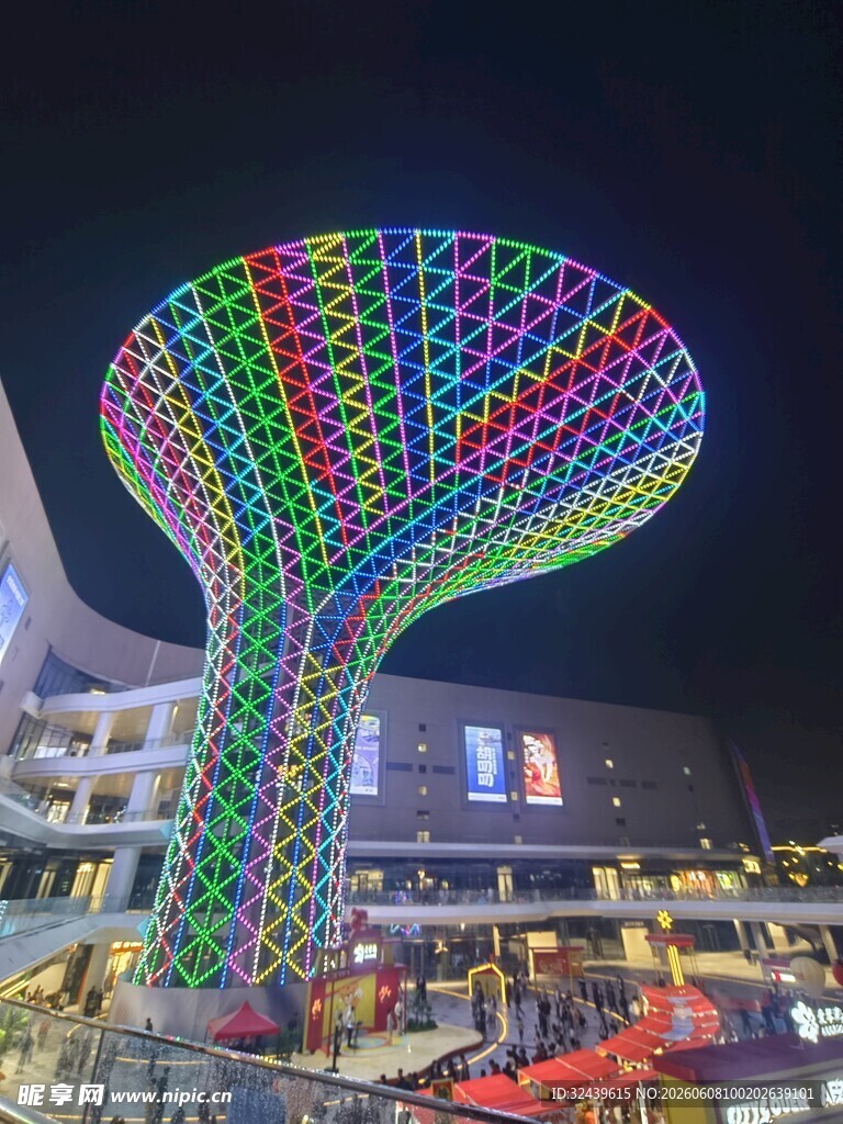 彩色灯光装饰的独特建筑