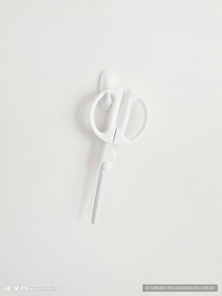 白色简约款剪刀造型物件