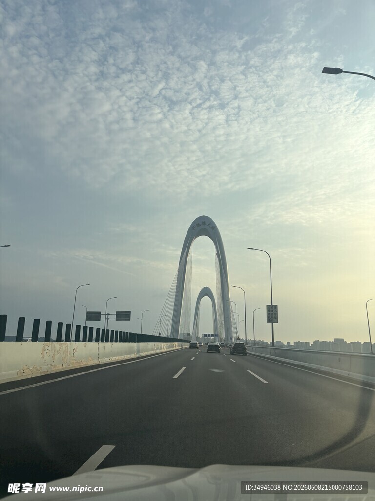 公路上的独特拱形桥梁景观