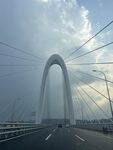 现代拱形大桥横跨天际