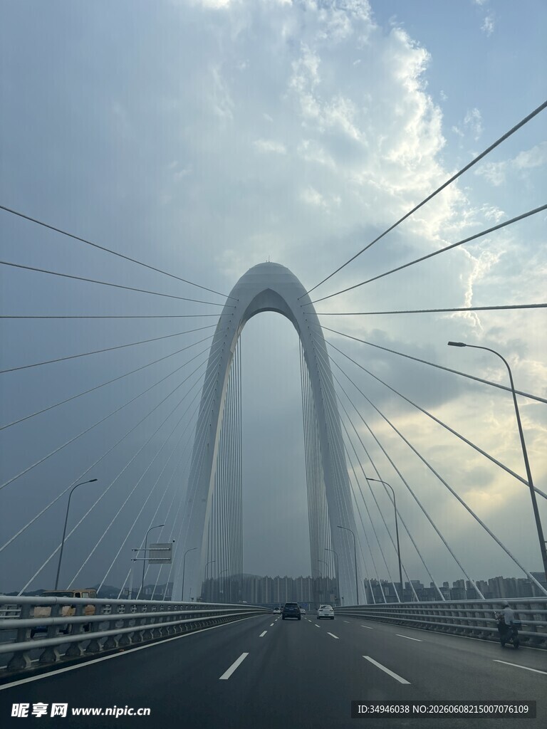 现代拱形大桥横跨天际