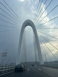 现代桥梁横跨天际