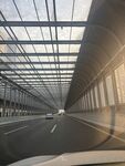 公路隧道内的开阔景象