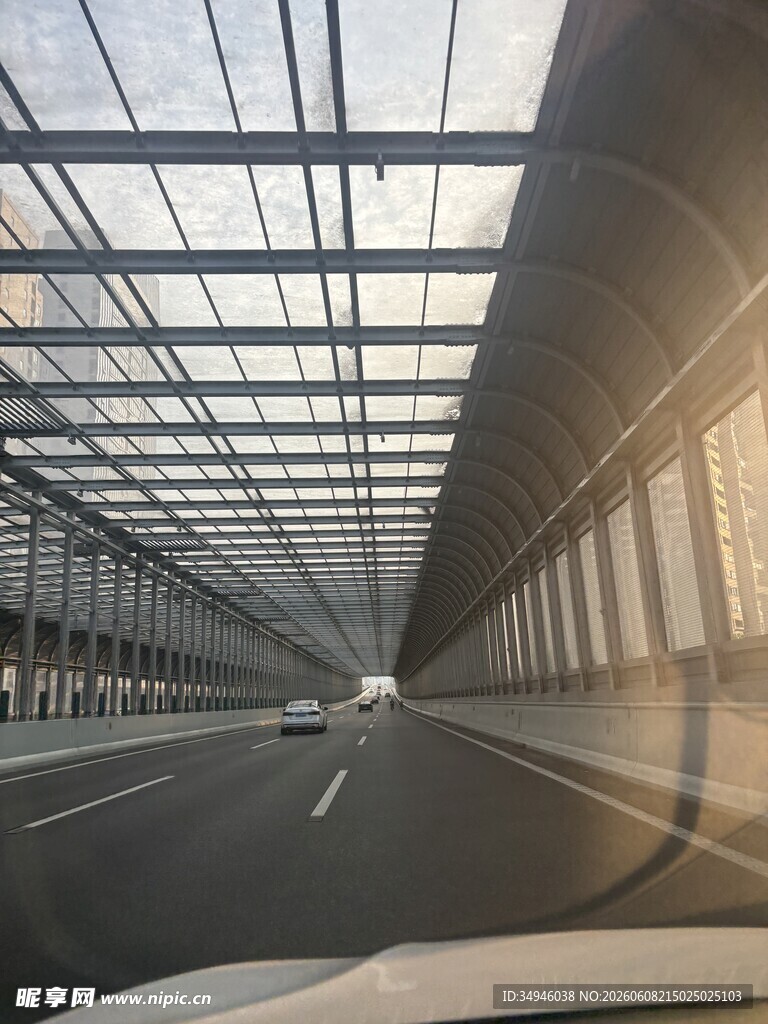 公路隧道内的开阔景象