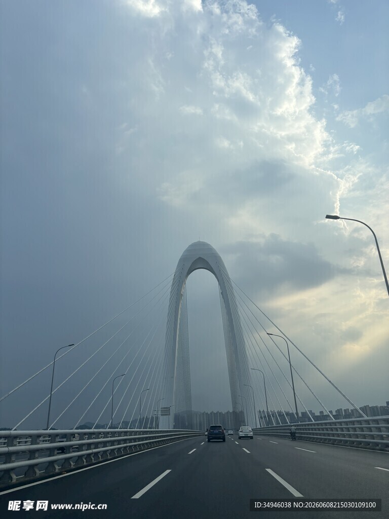 宏伟桥梁横跨天际