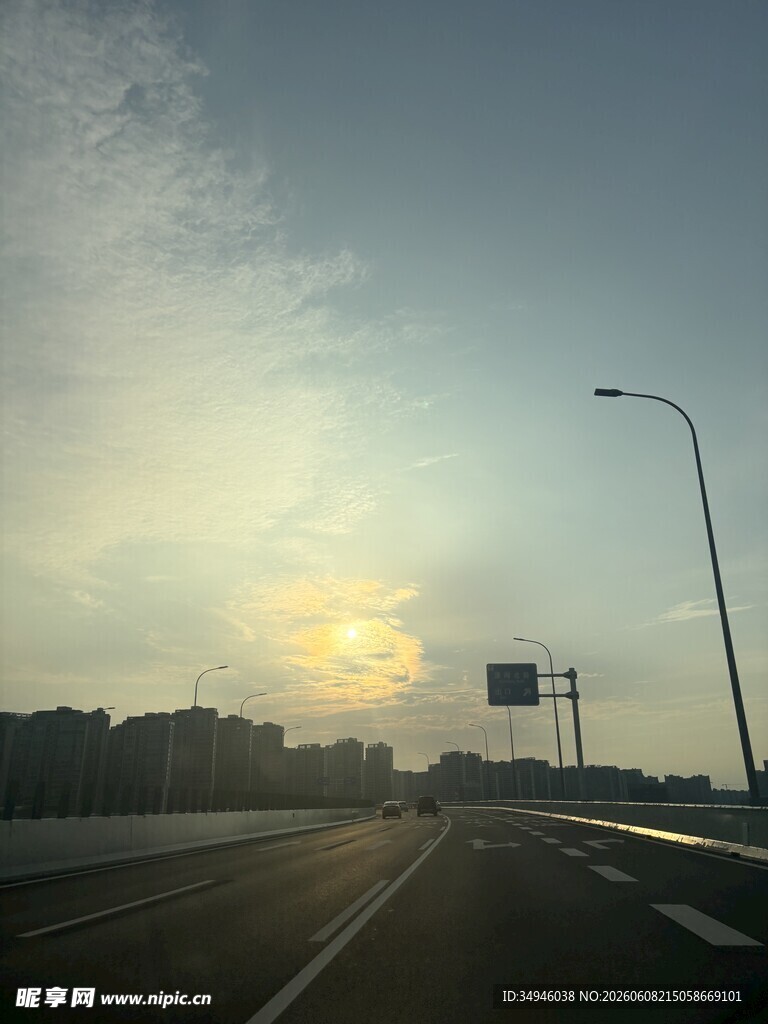 黄昏下的宽阔公路
