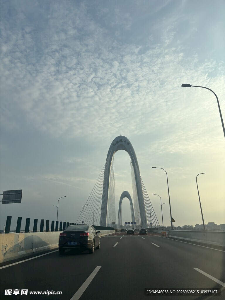 海上大桥上的行驶车辆