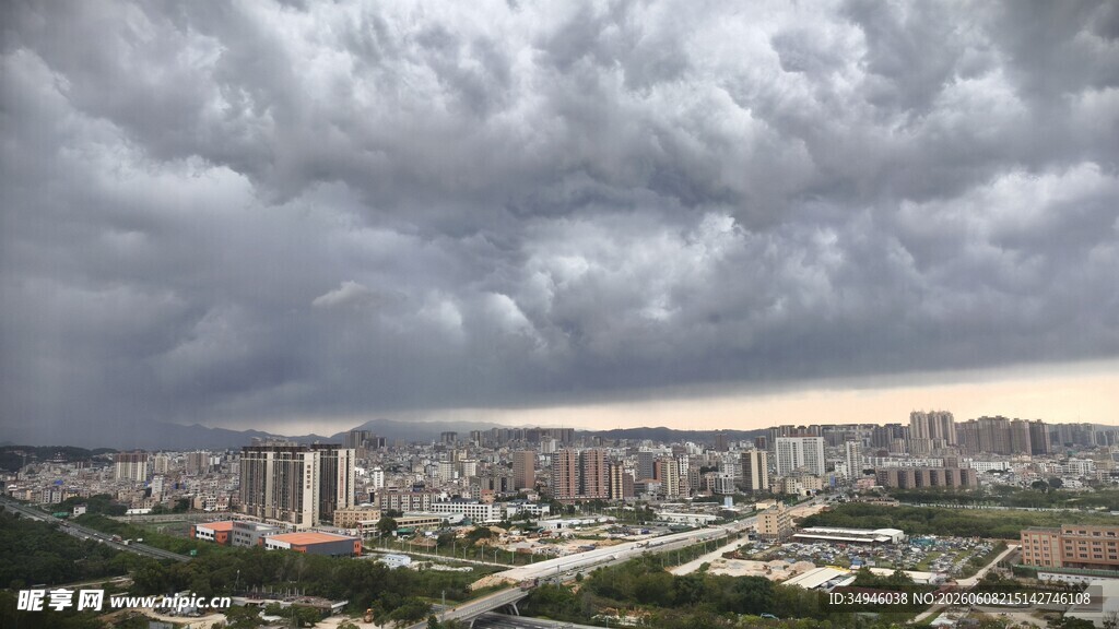 乌云笼罩下的城市景观